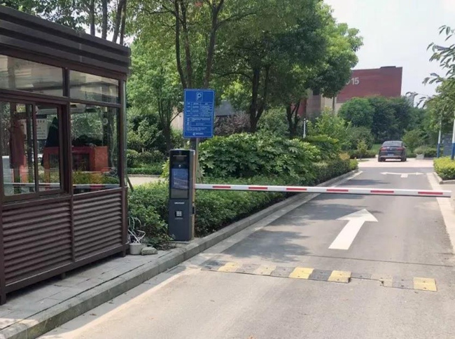 江苏常州某小区出入口项目效果:选择使用守蔚抓拍显示一体机(ds-cmc